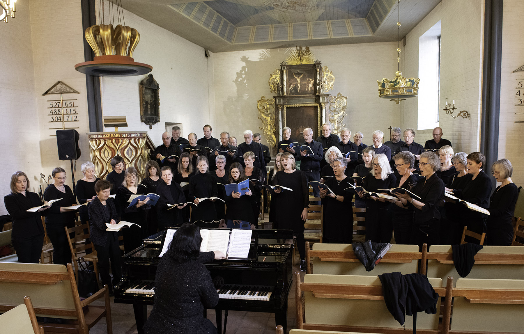 Ringerike Vocalis øver i Hole kirke. Foto: Bjørn Johnsen.