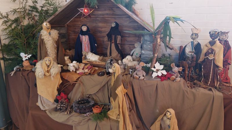 Oppsetting av julekrybbe i Hole kirke