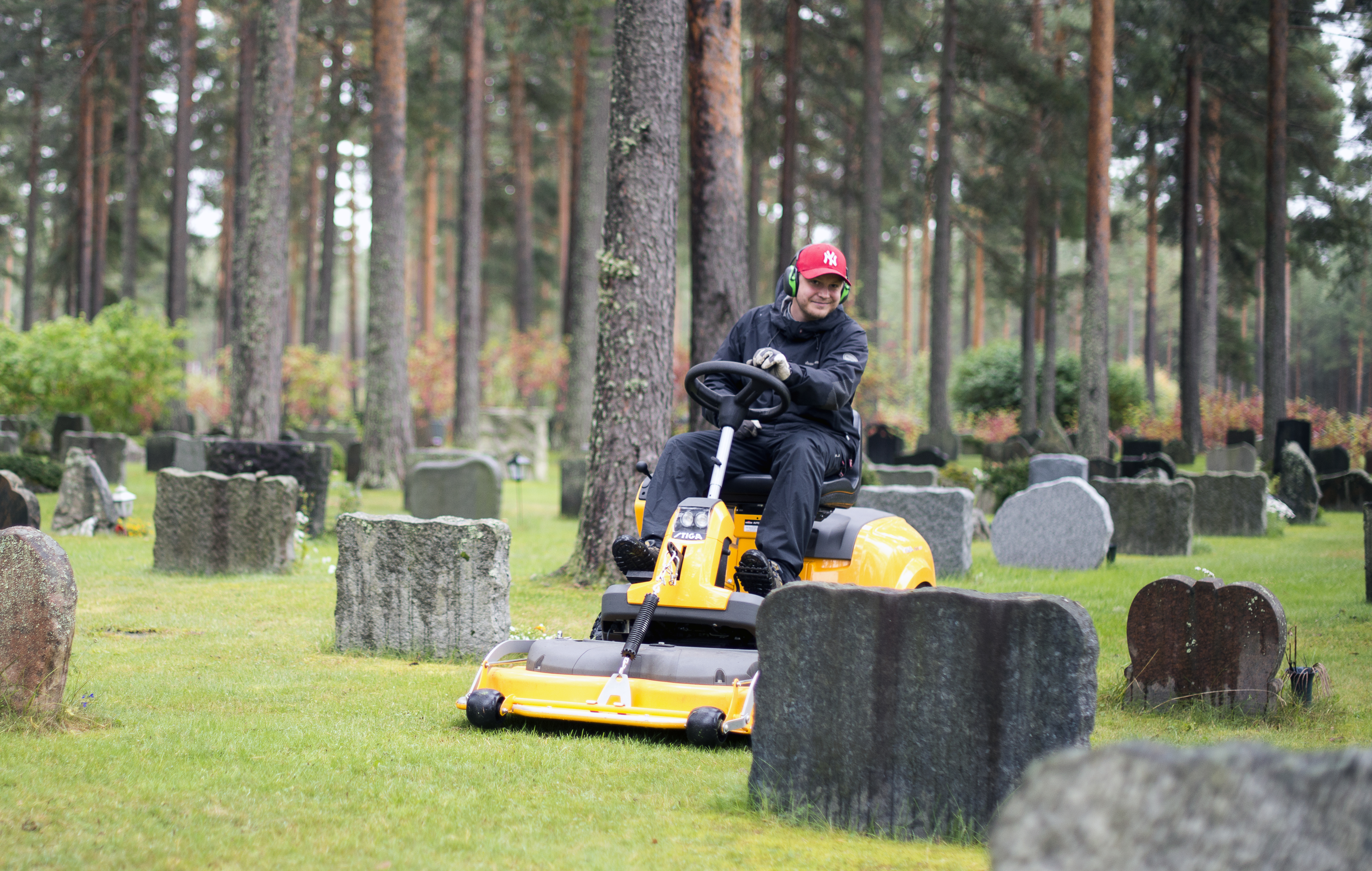 Kirkegårdsarbeider/Kirketjener