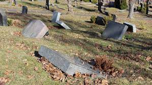Retting av skjeve gravminner. Hvem har ansvaret?