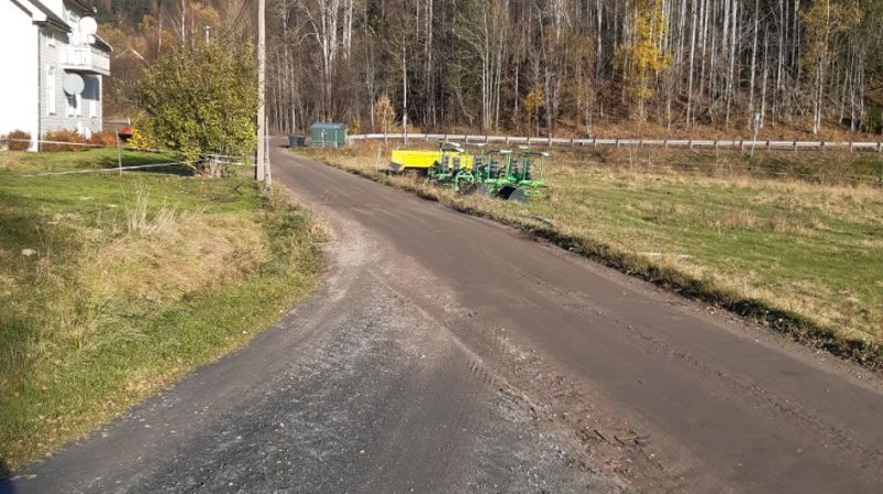 Vedlikehold på veien opp til Komnes kirke