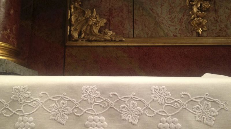 Ny alterduk i Kongsberg kirke