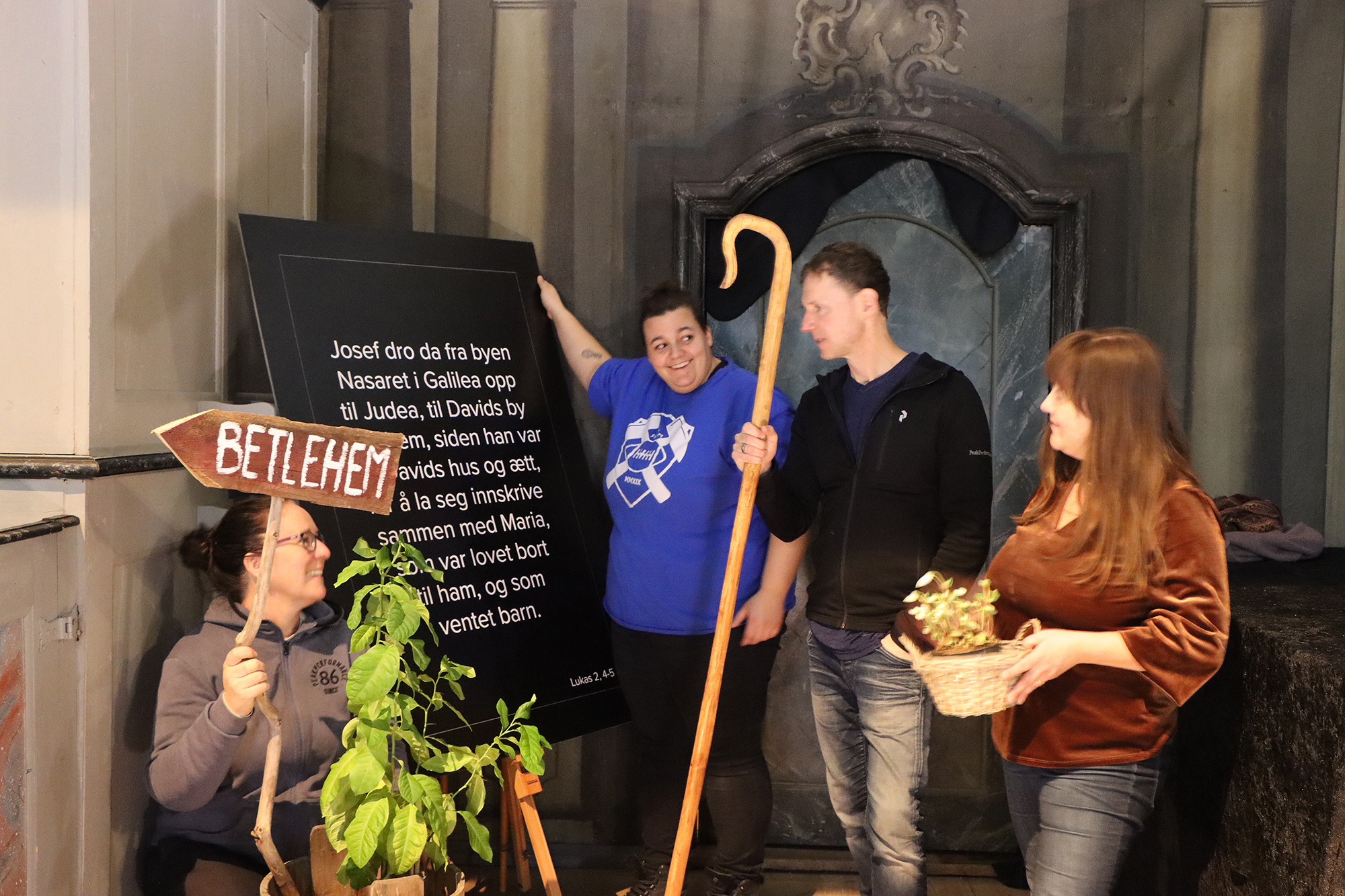 Ingvild, Vibe, Matthias og Tanja rigger til julevandring i kirken