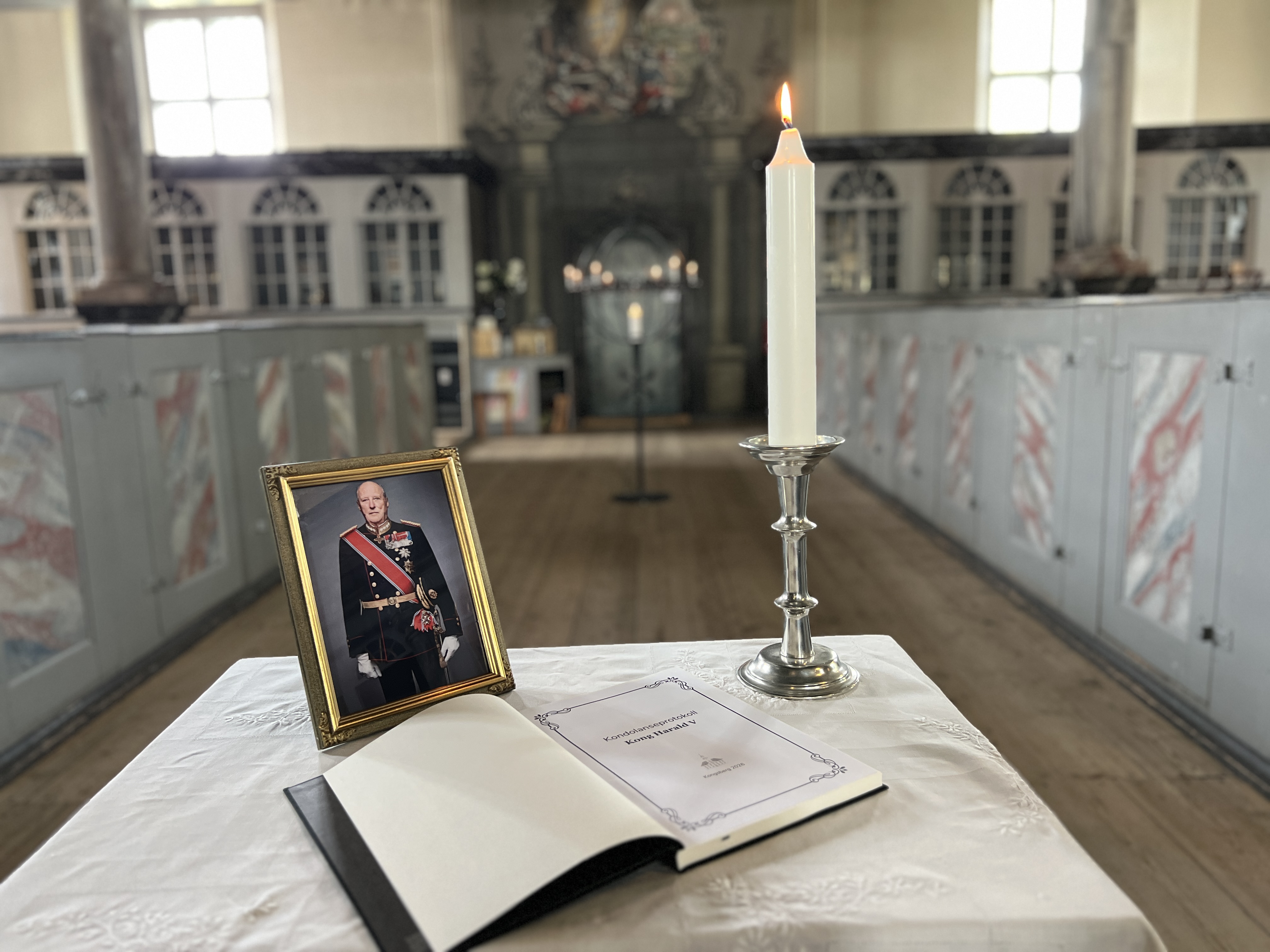 Åpen kirke med kondolanseprotokoll