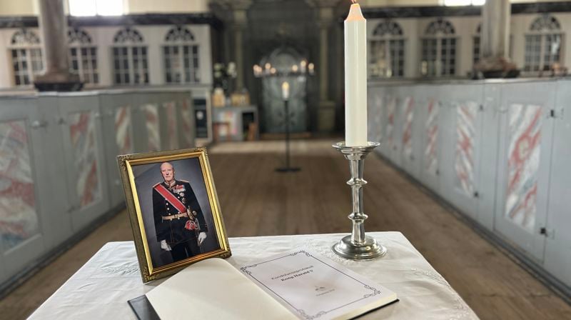 Åpen kirke med kondolanseprotokoll