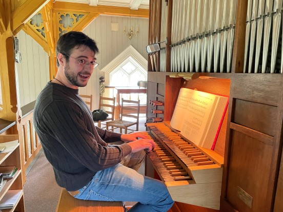 Sandro Oganov er tilsatt som ny organist i Sandsvær