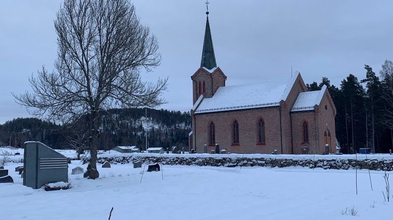 NAVNA MINNELUND PÅ TUFT KIRKEGÅRD