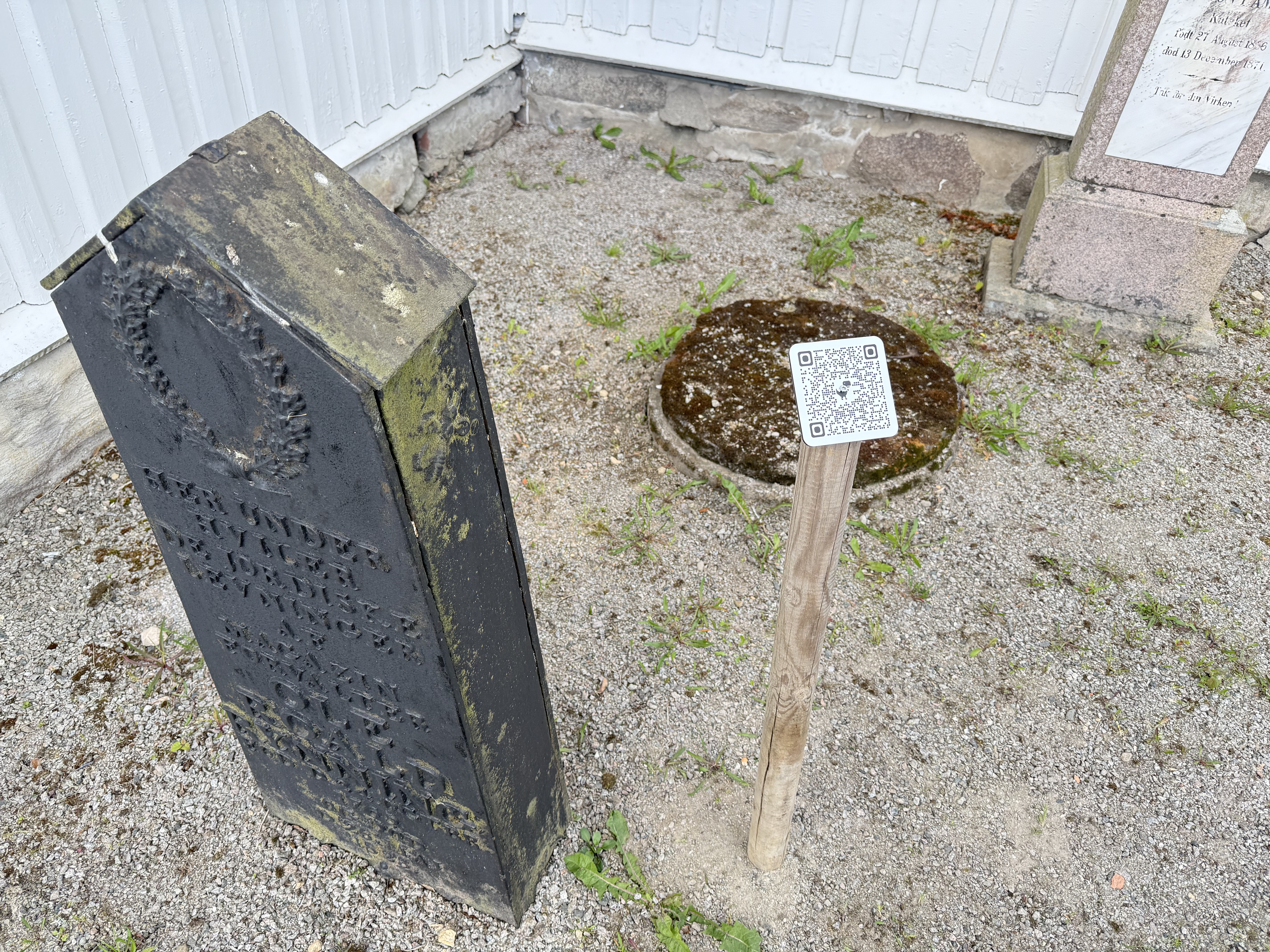 QR-koder er satt opp både inne i kirken og ute på området.