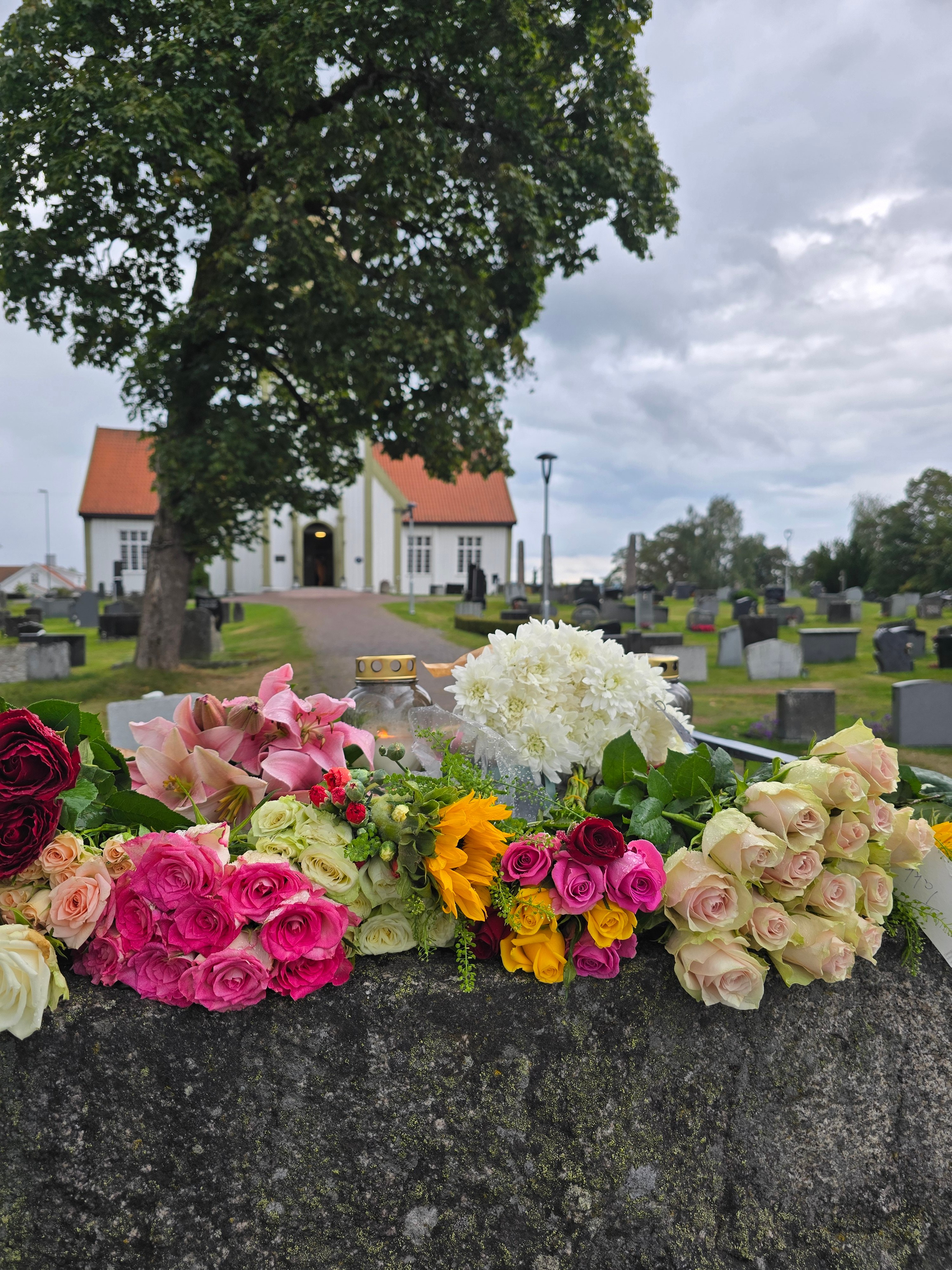 Folk oppsøker kirken når de trenger et sted å gå med sorgen sin.  Etter Kongens død fikk vi se hva lokalkirkene våre har å si for den norske beredskapen. Blomster ved Vinger kirke