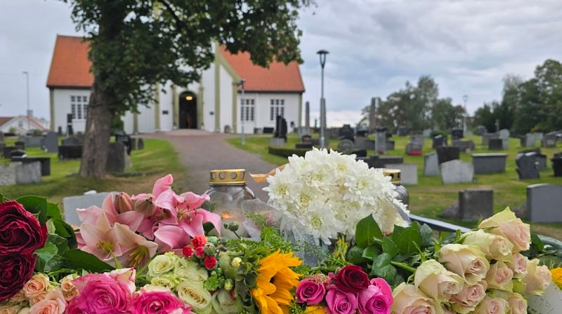 Folk oppsøker kirken når de trenger et sted å gå med sorgen sin. Etter Kongens død fikk vi se hva lokalkirkene våre har å si for den norske beredskapen. Blomster ved Vinger kirke