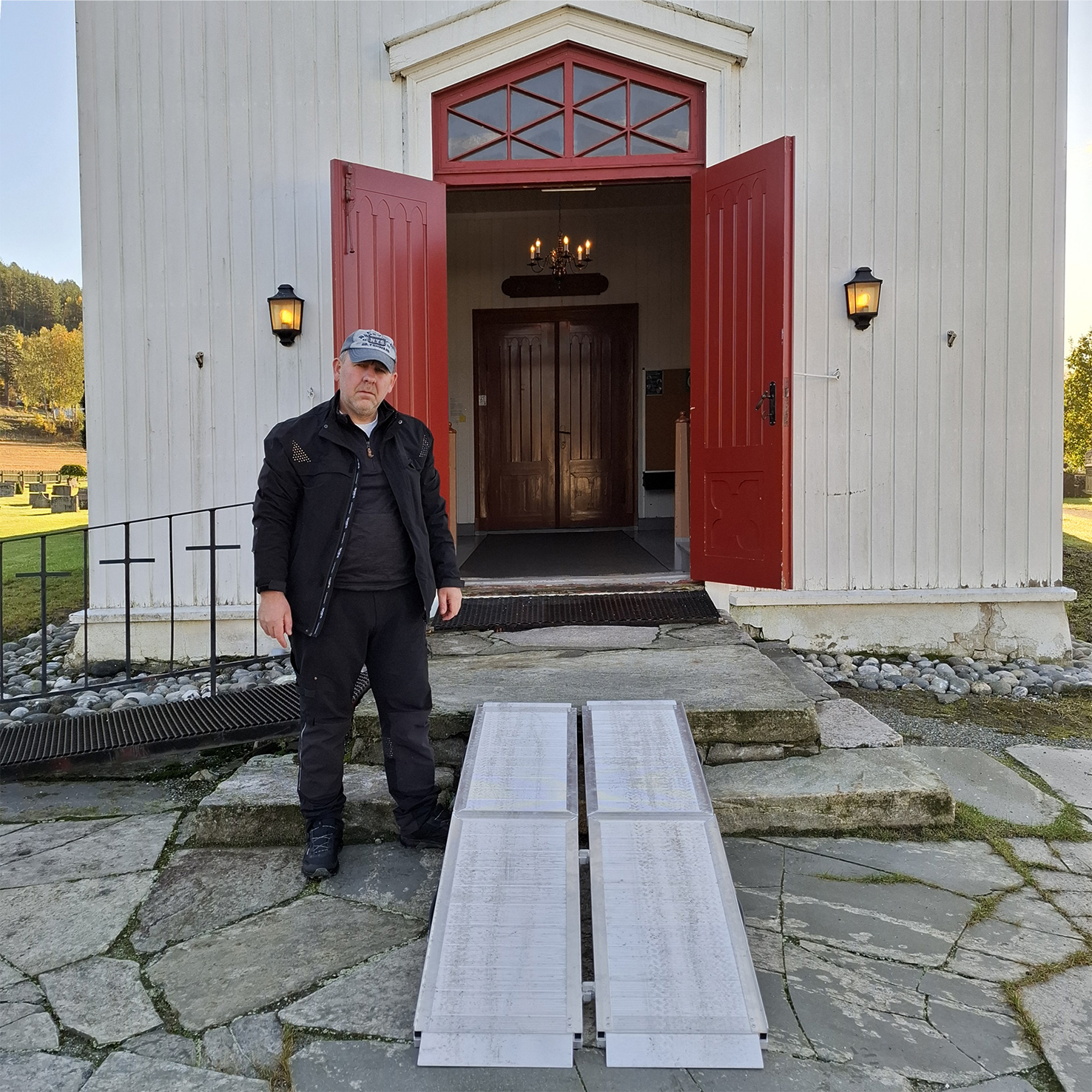 Kirketjener Fedir Manaienkov er klar til å bistå med rampen.