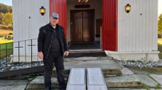 Kirketjener Fedir Manaienkov er klar til å bistå med rampen.