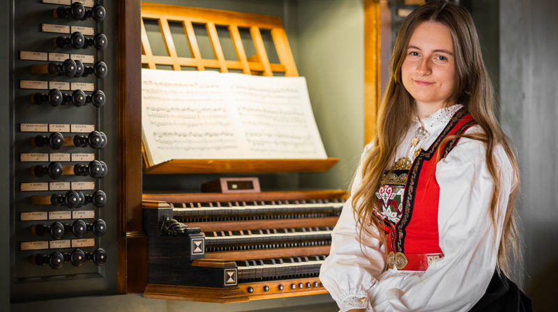 Ungt talent på orgelkrakken - Victoria Ulriksen spiller konsert i Oddernes kirke