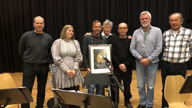 Bilde av bandmedlemmene i No Boots og leiar i diakonatet Oscar J Garnes