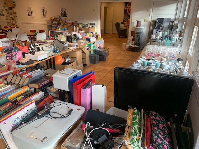 Vi trenger brukte ting og klær!