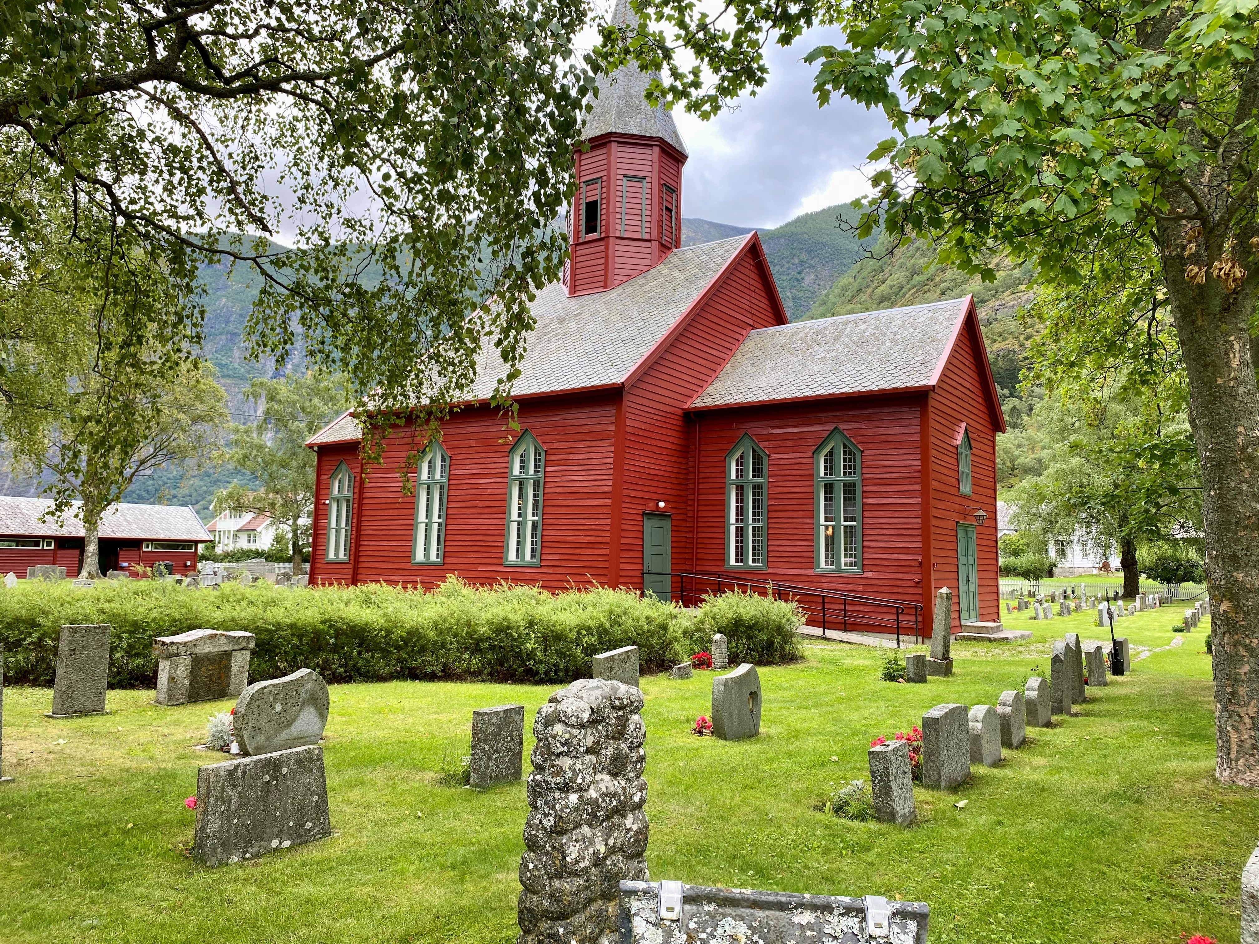 Tønjum kyrkje og gravplass