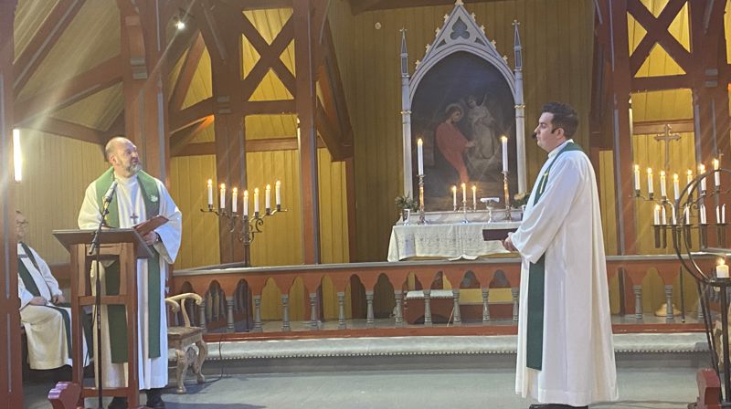 Bildet fra gudstenesta 4. februar, prosten takkar Gunnar for god teneste.