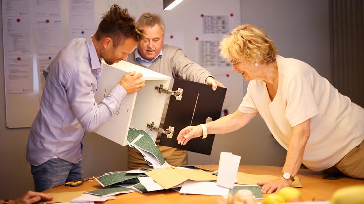 Stemmene fra kirkevalget er talt opp. Foto: Den norske kirke - Kirkerådet.