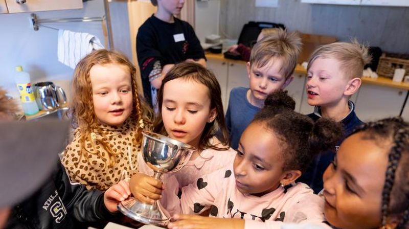 Tårnagenter etterforsker i kirken. Foto: Sven-Erling Brusletto