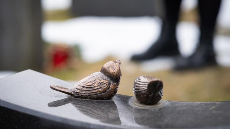 Mange besøker gravene til sine kjære når det er allehelgen. Foto: Kirkerådet