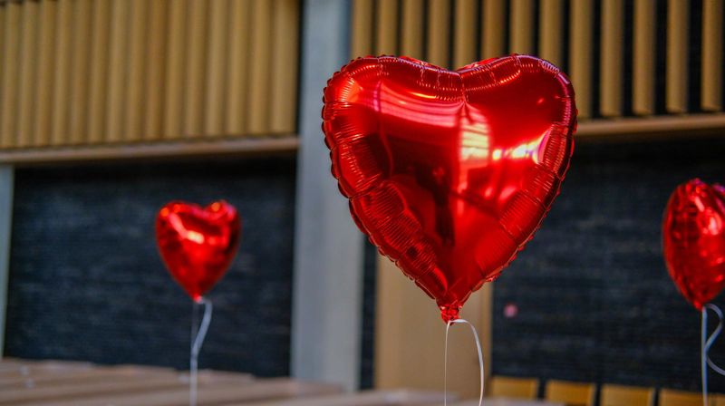 Hjerteballonger i kirken. Foto: Den norske kirke