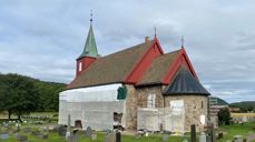 Sørveggen på Hedrum kirke er for tiden tildekket på grunn av vedlikeholdsarbeidet.