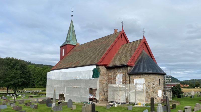 Sørveggen på Hedrum kirke er for tiden tildekket på grunn av vedlikeholdsarbeidet.