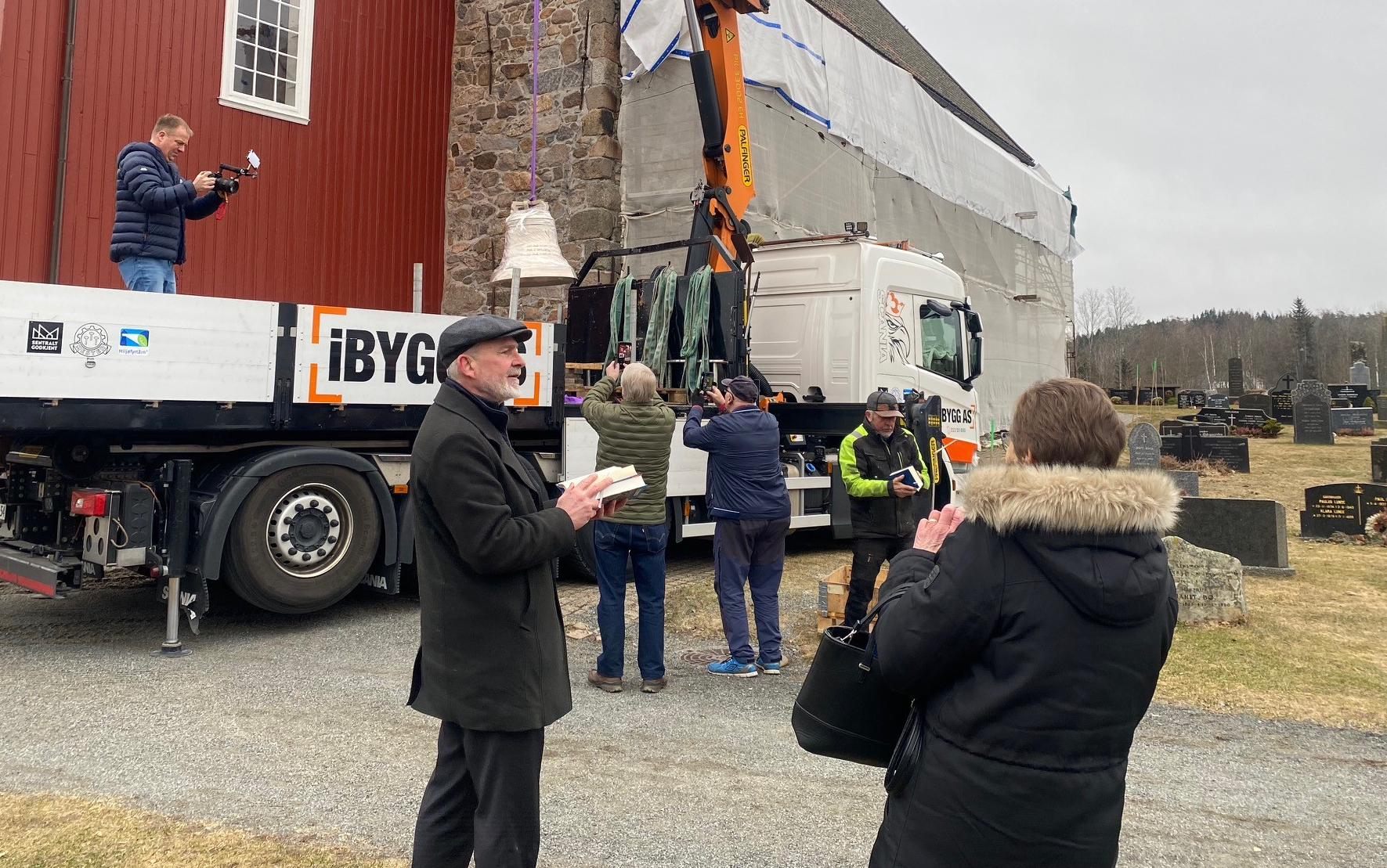 Da klokka skulle heises, sang de fremmøte "Deg være ære". Foto: Kristina Hvarnes Andersen.