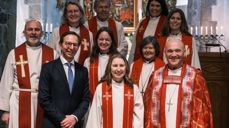Ordinand Benedicte Gusland sammen med formann i Hedrum menighetsråd, Arvid Gusland, som også er Benedictes far. På Benedictes andre side står biskop i Tunsberg, Jan Otto Myrseth. I andre rekke står sokneprest i Hedrum, Thórir J. Thorsteinsson, fungerende sokneprest Matilde Opsahl og biskop emeritus Helga Haugland Byfuglien. I bakre rekke står prost i Larvik Sølvi Kristin Lewin, biskop emeritus Per Arne Dahl, sykehusprest Maria Lorentzen-Spydevold og sokneprest i Kvelde og Hvarnes Randi Abelsen Woldseth. Foto: Richard Fossland