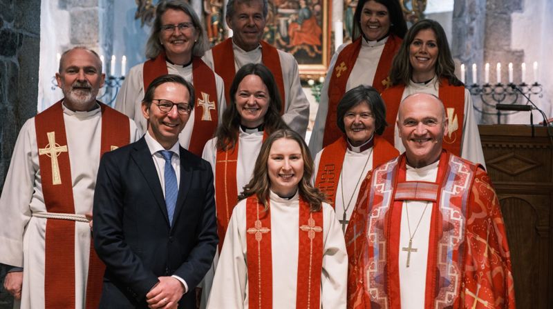 Ordinand Benedicte Gusland sammen med formann i Hedrum menighetsråd, Arvid Gusland, som også er Benedictes far. På Benedictes andre side står biskop i Tunsberg, Jan Otto Myrseth. I andre rekke står sokneprest i Hedrum, Thórir J. Thorsteinsson, fungerende sokneprest Matilde Opsahl og biskop emeritus Helga Haugland Byfuglien. I bakre rekke står prost i Larvik Sølvi Kristin Lewin, biskop emeritus Per Arne Dahl, sykehusprest Maria Lorentzen-Spydevold og sokneprest i Kvelde og Hvarnes Randi Abelsen Woldseth. Foto: Richard Fossland