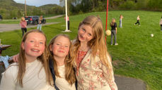 Fredagsklubben er et fint og sosialt sted med mulighet for aktiviteter både ute og inne. Foto: Kristina Hvarnes Andersen