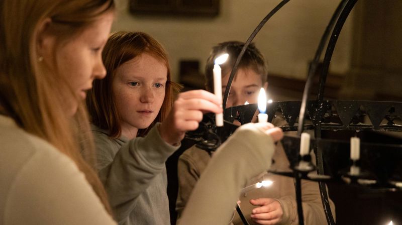 Barn ved lysgloben. Foto: Den norske kirke/ Hans Jakob Heimvoll