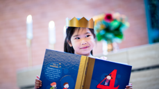 Fireåring med Min kirkebok. Foto: Bo Mathisen