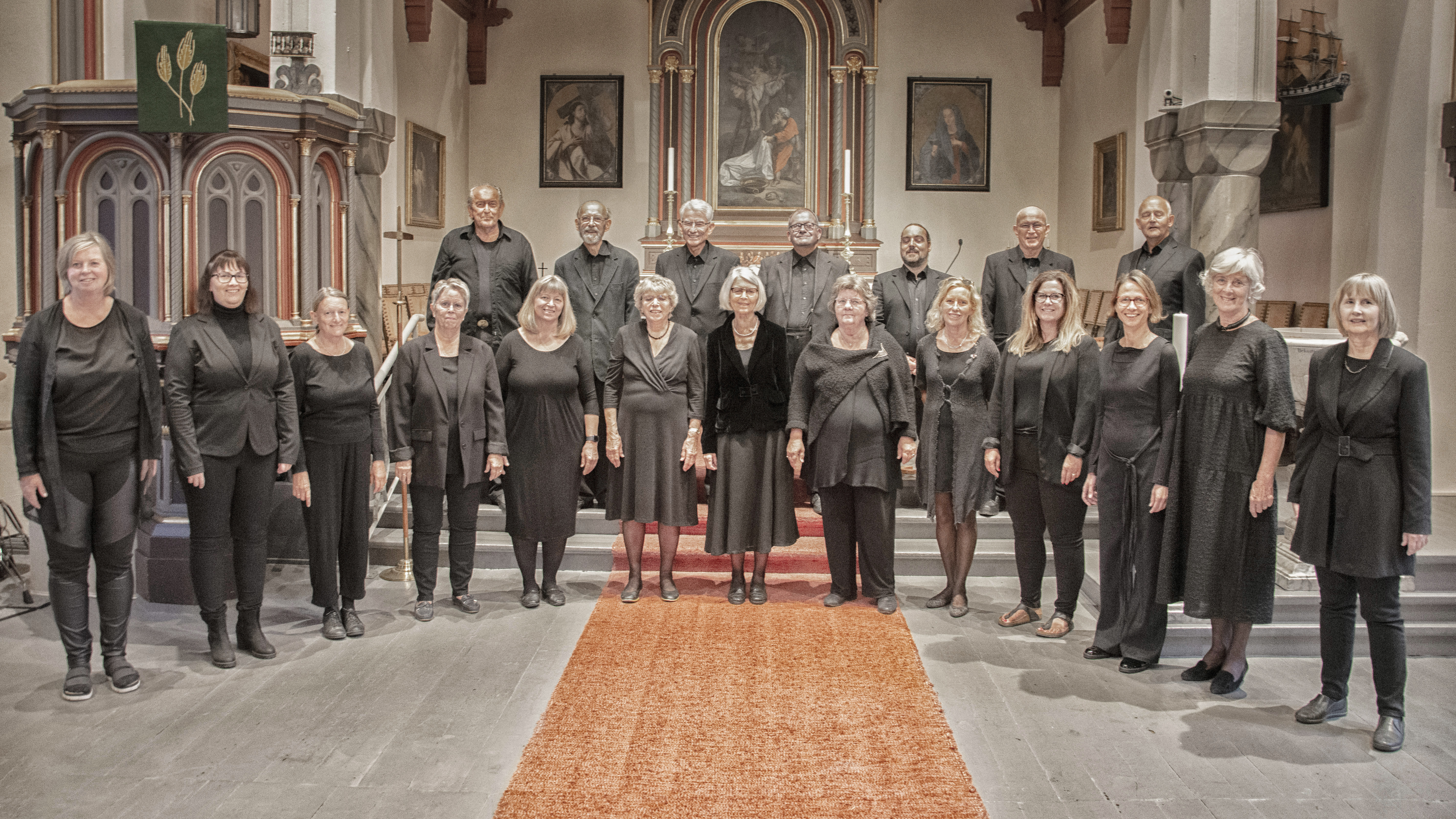 Larvik kantori. Dirigent Vigdis Mork Poupart ytterst til høyre på bildet.