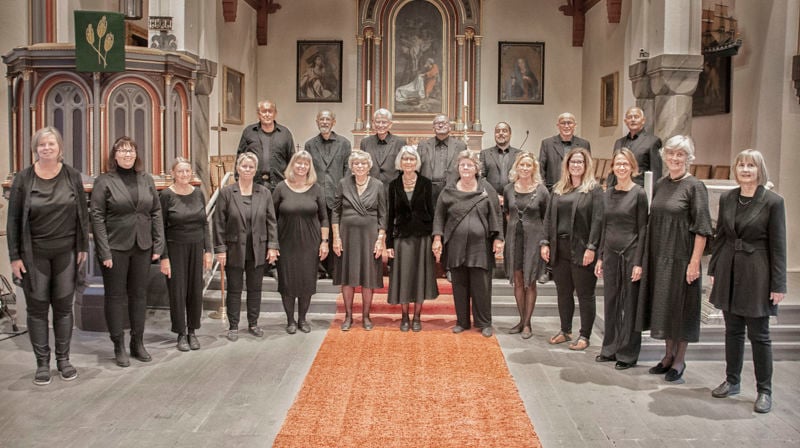 Larvik kantori. Dirigent Vigdis Mork Poupart ytterst til høyre på bildet.