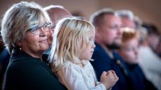 Voksne og barn sammen i kirken. Foto: Bo Mathisen