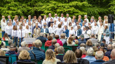 Koret Kick deltar på gudstjenesten i Bøkeskogen 2. pinsedag. Foto: Fred Isaksen
