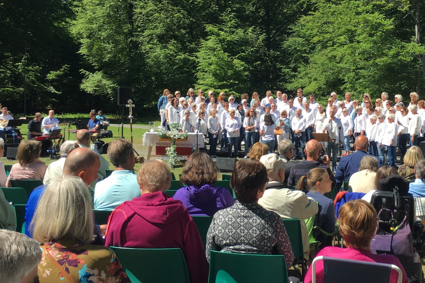 Koret Kick deltar på gudstjenesten i Bøkeskogen 2. pinsedag. Foto: Kristina Hvarnes Andersen