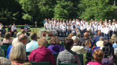 Koret Kick deltar på gudstjenesten i Bøkeskogen 2. pinsedag. Foto: Kristina Hvarnes Andersen