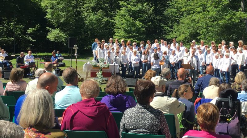 Koret Kick deltar på gudstjenesten i Bøkeskogen 2. pinsedag. Foto: Kristina Hvarnes Andersen