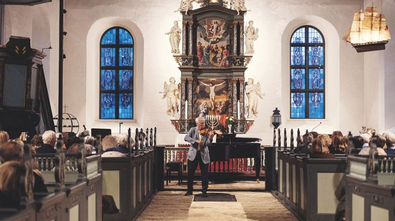 Arve Tellefsen i Fredriksvern kirke. Foto: kammermusikk.no