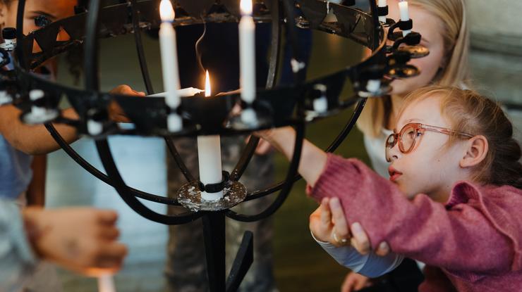 Du kan komme og tenne lys i kirken allehelgenssøndag. Foto: Charlotte F. Skomsøy