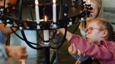 Du kan komme og tenne lys i kirken allehelgenssøndag. Foto: Charlotte F. Skomsøy