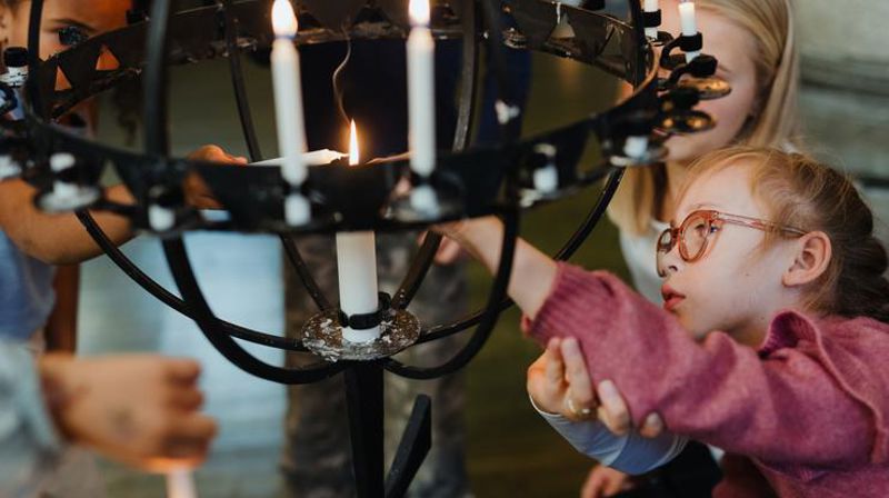 Du kan komme og tenne lys i kirken allehelgenssøndag. Foto: Charlotte F. Skomsøy