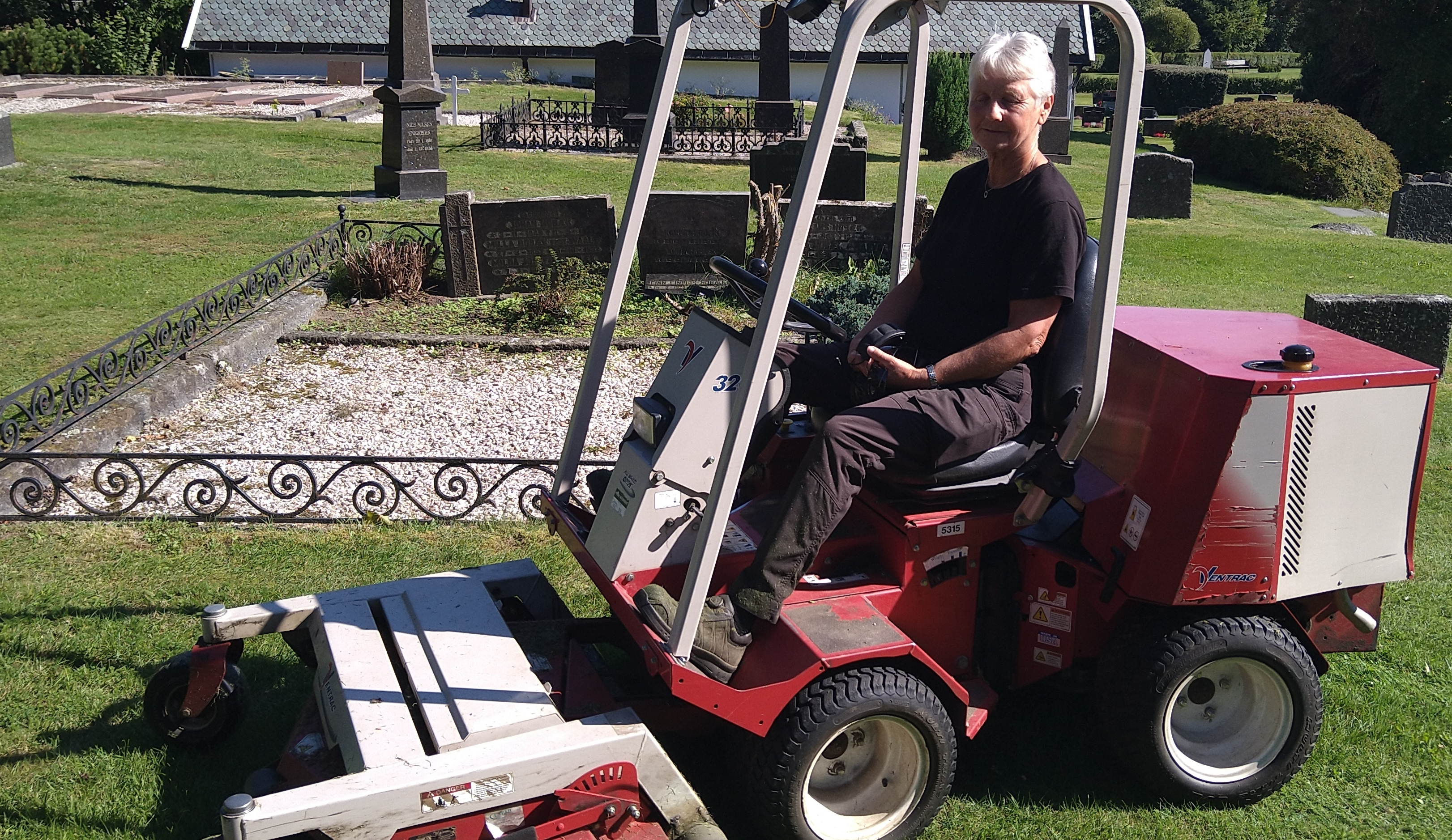 Unni Lindhjem på grassklipperen.