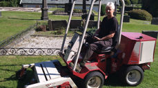 Unni Lindhjem på grassklipperen.