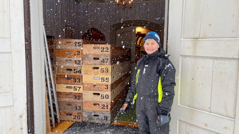 Kirketjener Unni overvåker prosessen med å bære inn delene til orgelet. Foto: Tore Hummelvoll