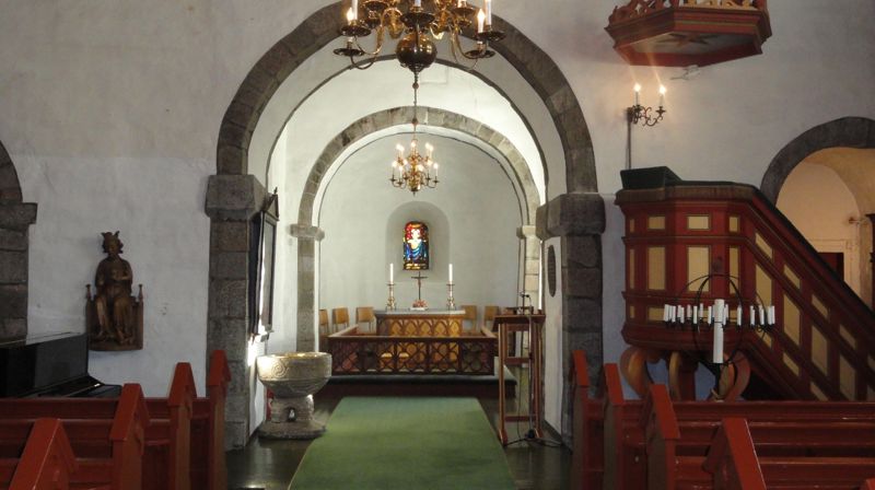 Bilde av Tanum kirkes kor. Alteret er sentrum for bildet.