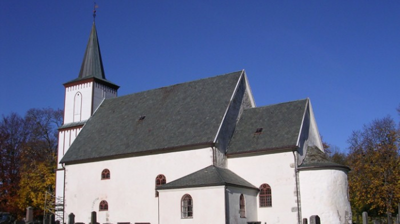 Tanum kirke sett fra sørsiden.