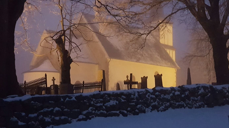 Tanum kirke på kvelden